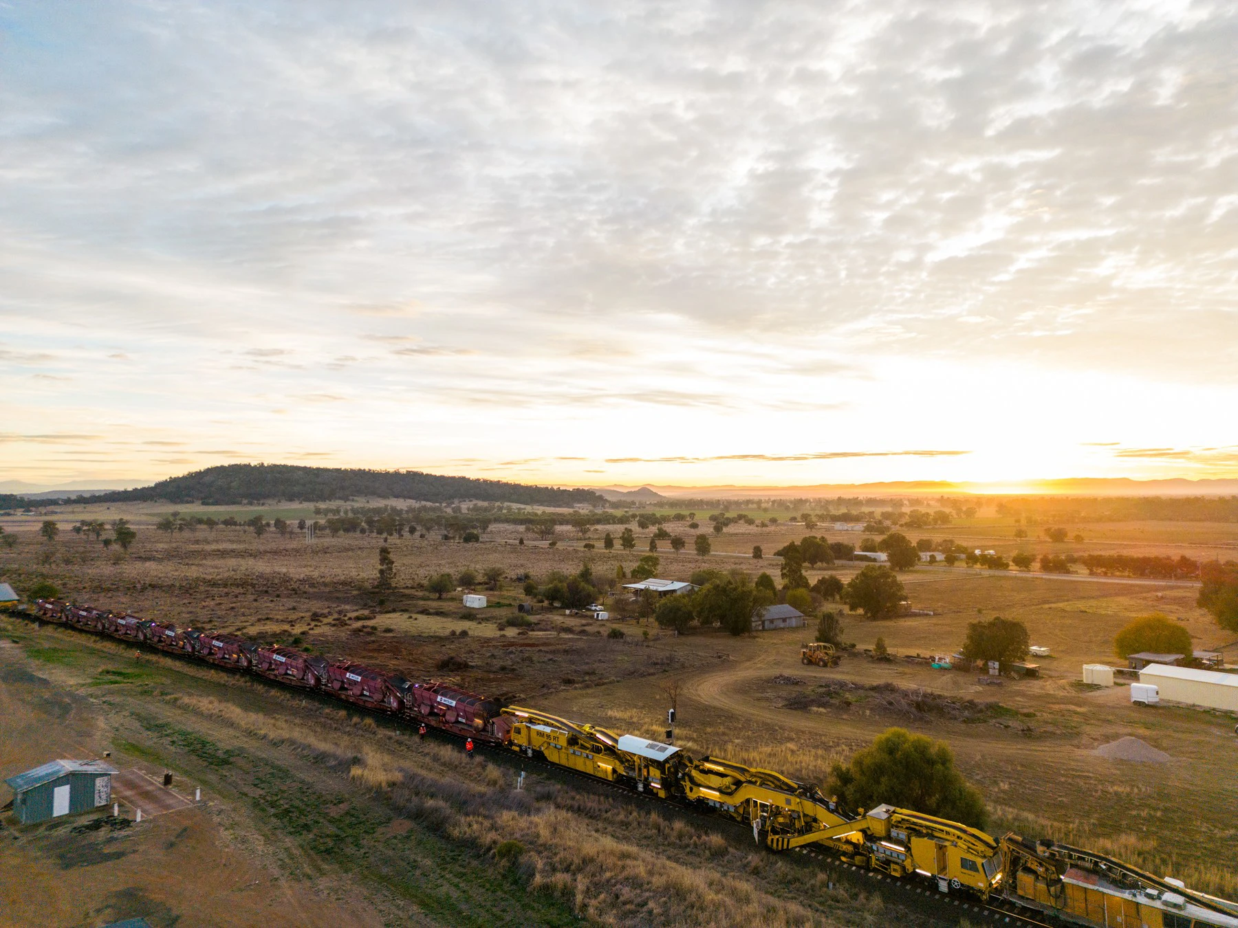 Sra Rm95 Mfc Wagons Ballastcleaner (1)