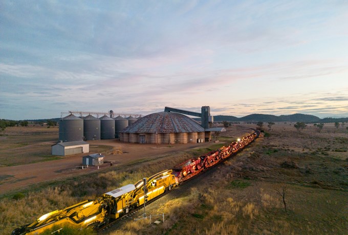 SRA Rm95ballastcleanerand Mfcwagons2